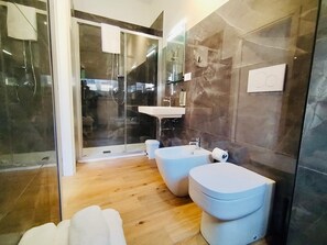 Sèche-cheveux, serviettes fournies