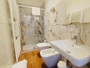 Sèche-cheveux, serviettes fournies