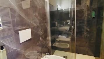 SĂšche-cheveux, serviettes fournies