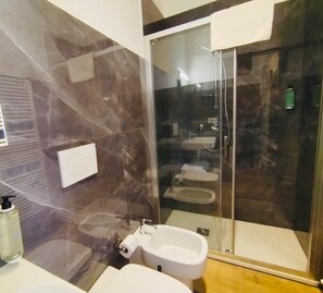 Sèche-cheveux, serviettes fournies