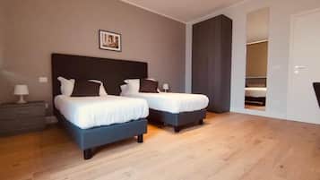 1 Schlafzimmer, Schreibtisch, Bettwäsche