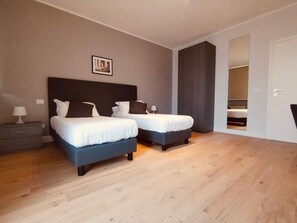 1 Schlafzimmer, Schreibtisch, Bettwäsche