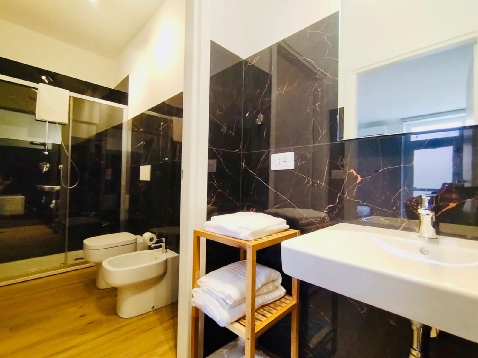 Sèche-cheveux, serviettes fournies