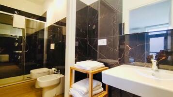 SĂšche-cheveux, serviettes fournies