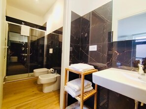 Hair dryer, towels - Studio 23 hhat (ASTI)