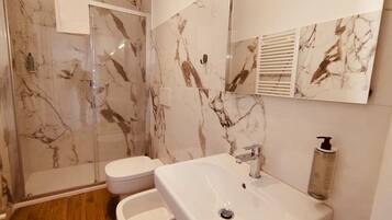 Secador de pelo, toallas