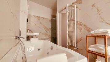 Hårføner og håndklær