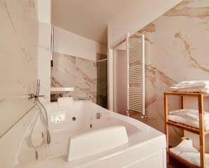 Hårføner og håndklær