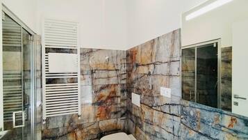 Secador de pelo y toallas