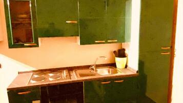 KylskÄp, ugn, spishÀll och grytor/köksredskap