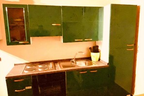 冷蔵庫、オーブン、コンロ、調理器具と食器