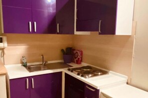 Kühlschrank, Ofen, Herdplatte, Kochgeschirr/Geschirr/Besteck