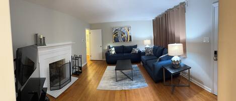 Una Smart TV, una chimenea