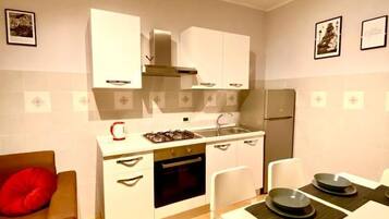 Frigorifero, forno, piano cottura