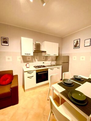 Fridge, oven, stovetop - Two-room suite 12 hhse (SERRAVALLE SCRIVIA)