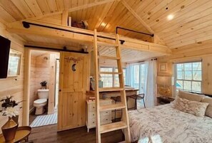 2 quartos, ferros/tábuas de passar roupa, roupa de cama