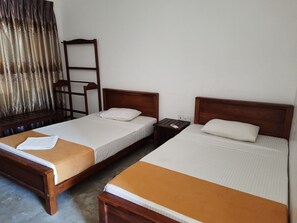 Soundproofing, iron/ironing board, free WiFi - Trinco Rest House (Trincomalee)