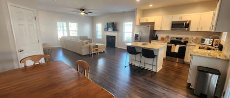 Réfrigérateur, four à micro-ondes, un four, surface de cuisson