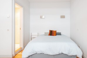 3 bedrooms, desk, iron/ironing board, WiFi