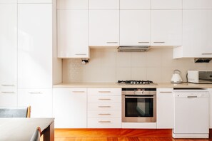 Frigorifero, microonde, forno, piano cottura