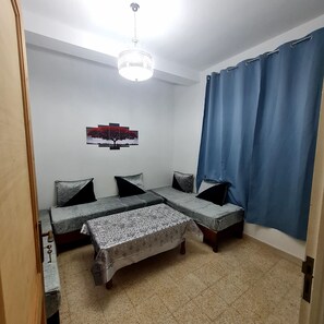 Interior - 3.simple, Sobre, Proche Mosquée, Proche Plage (Marsa Ben M'Hidi)