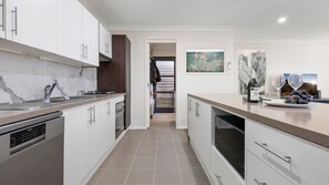 Microwave, oven, stovetop, dishwasher - NorthStar 2, perfectly situated in the heart of Jindabyne (Jindabyne)