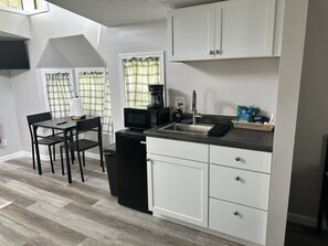 Kjøleskap, mikrobølgeovn, kaffetrakter/tekoker og kjøkkenutstyr