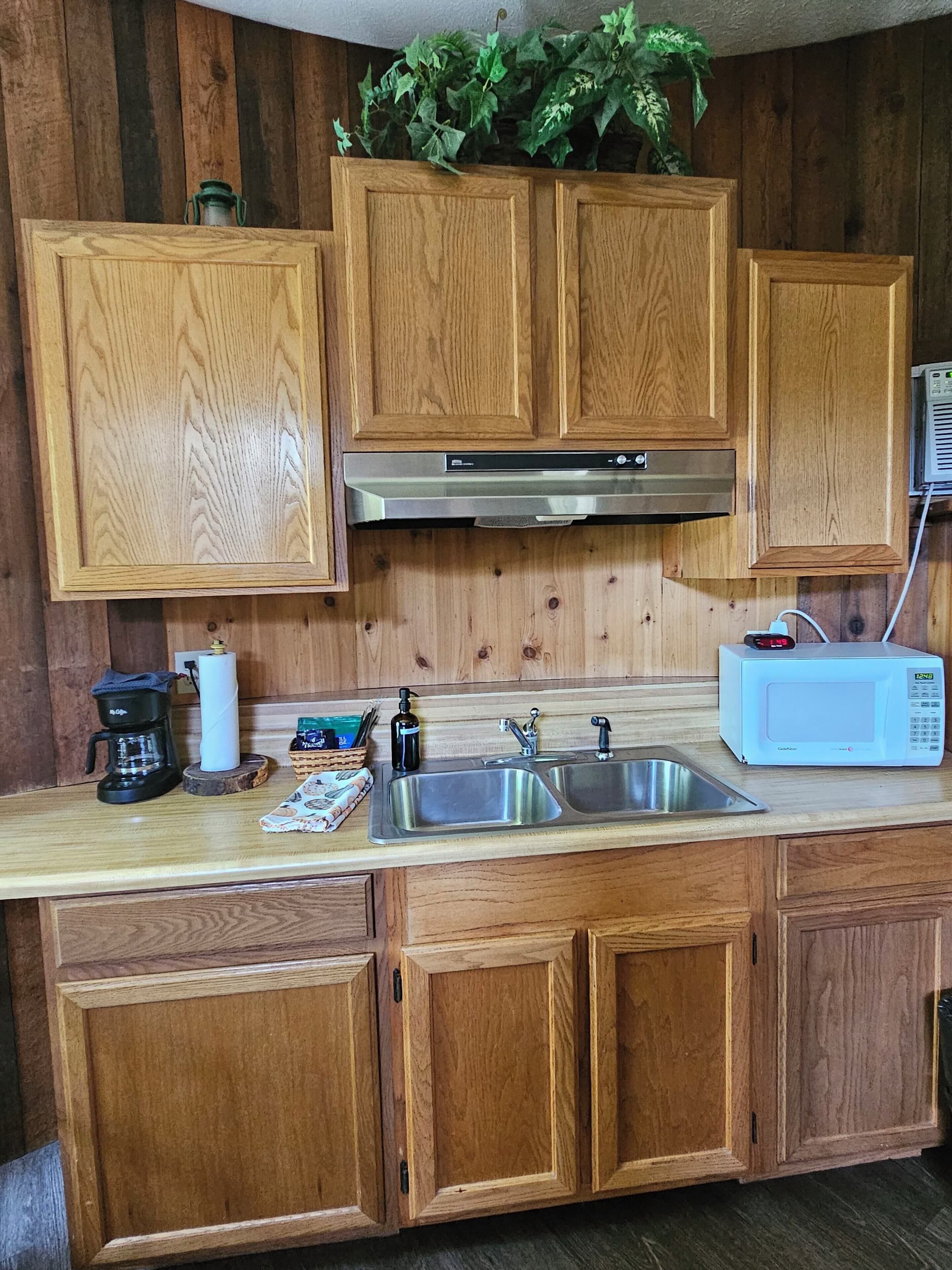 茶具/咖啡用具、微波炉、餐桌