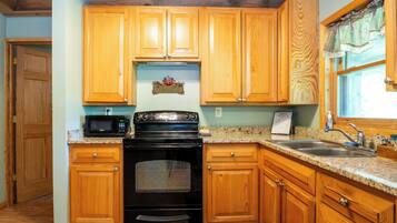 Coffee/tea maker, fridge, microwave, oven