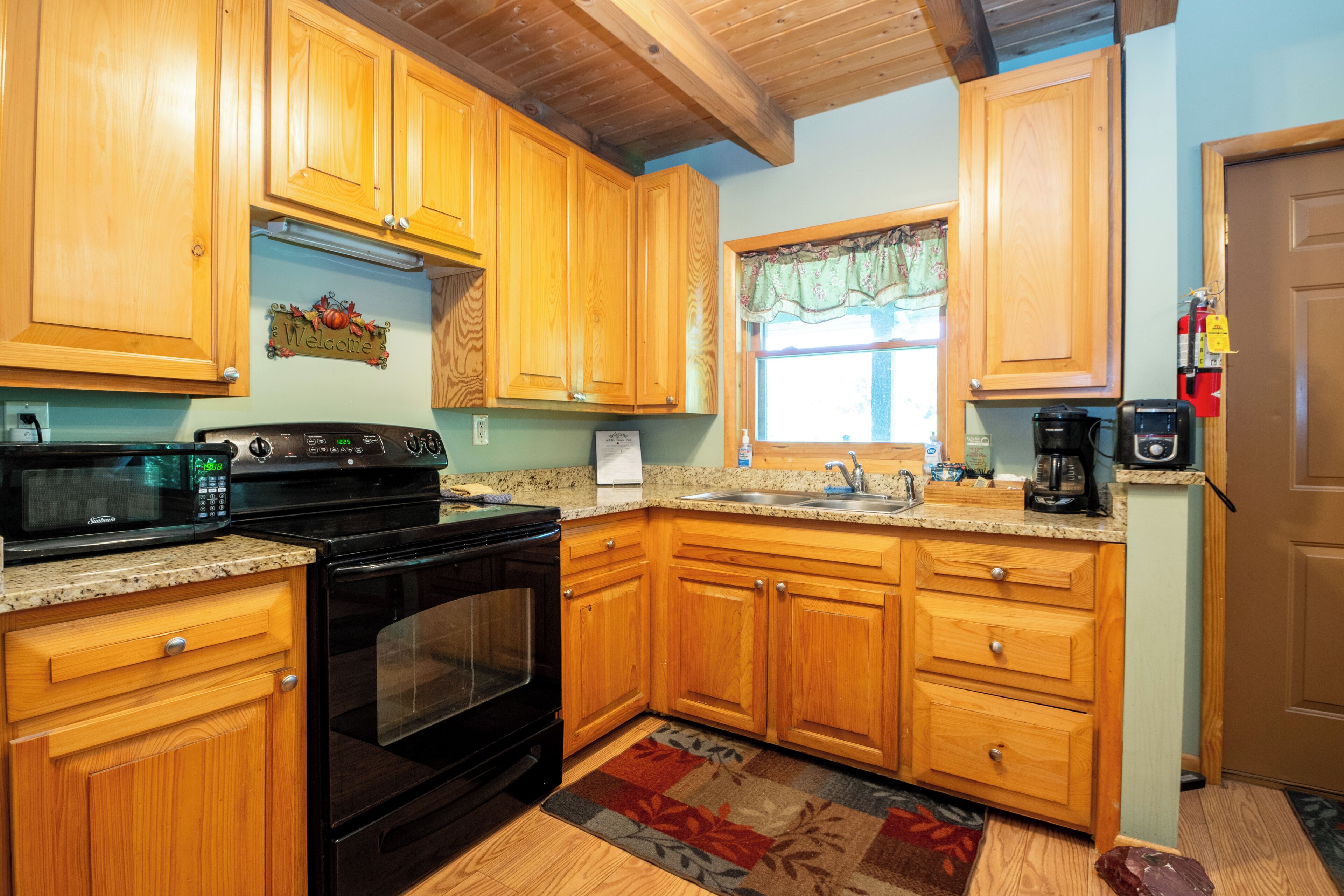 Coffee/tea maker, fridge, microwave, oven