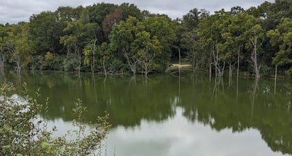 Megan's Lodge on Deep Lake with private dock, patio & wildlife views