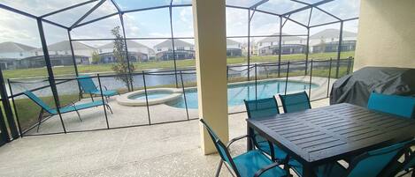 حمّام سباحة خارجي، حمّام سباحة مُدفَّأ