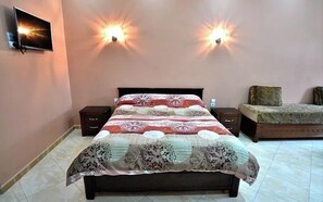 Junior Suite | 1 bedroom, blackout drapes, soundproofing, iron/ironing board