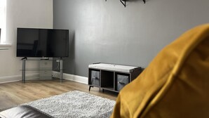 House | Living area - City Escape - Charming 2-bed House (Leeds)