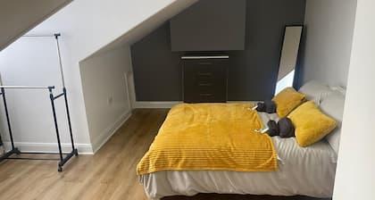 City Escape - Charming 2-bed House