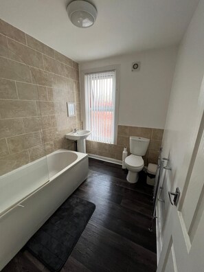 House | Bathroom | Combined shower/tub, deep soaking tub, hair dryer, towels - City Escape - Charming 2-bed House (Leeds)