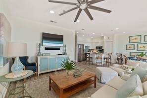 Apartment, Mehrere Betten (Endless Sea) | Wohnbereich | Fernseher