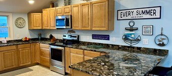 Top Mast Resort-Anchor House, Private Beach Access.