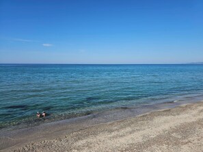 Chaises longues, serviettes de plage