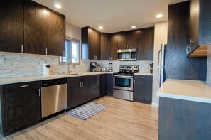 Mikrobølgeovn, ovn, kokeplater og oppvaskmaskin