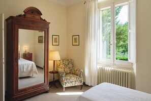 6 bedrooms, iron/ironing board, Internet