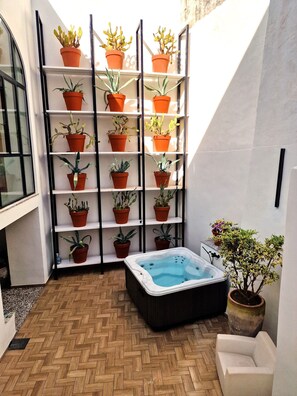 Indoor spa tub - Comfortable apartment in Villa in the historic center. (Anacapri)