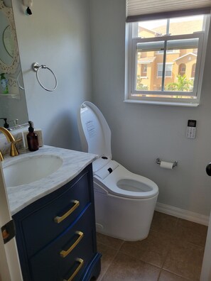 Hair dryer, bidet, towels, soap - Beautiful like new tree house townhouse 3 balconies you will love convenience ! (Lakewood Ranch)