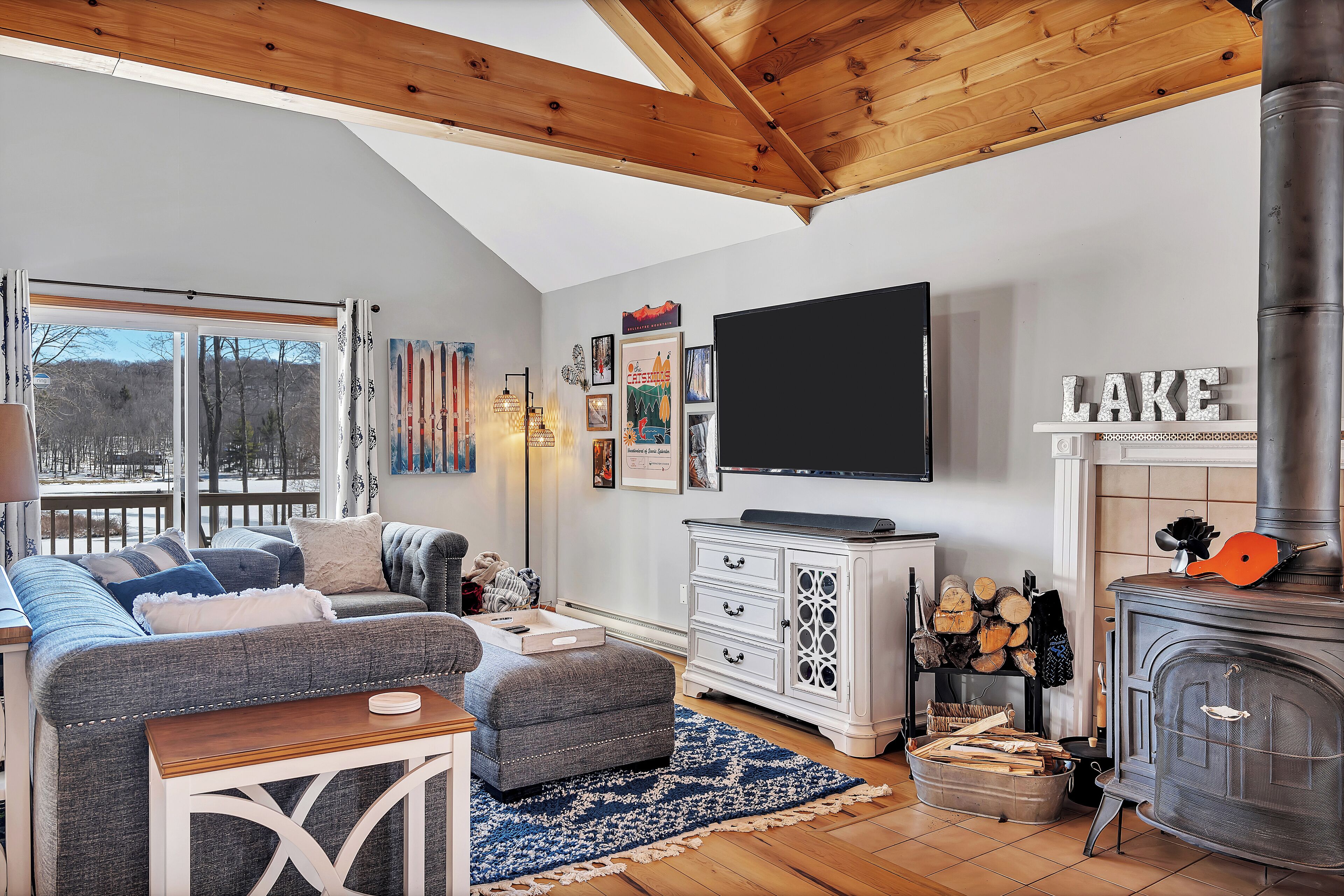 Smart-tv, een open haard, videospelletjes en tafelvoetbal