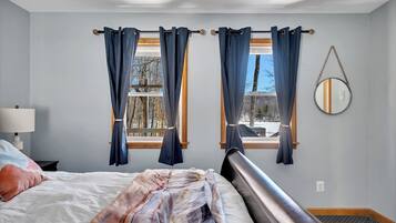 3 bedrooms, in-room safe, free WiFi, bed sheets