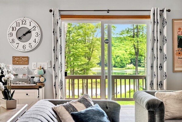 Smart-tv, een open haard, videospelletjes en tafelvoetbal