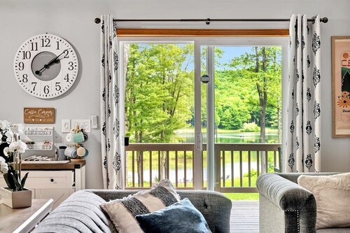 Lakefront Chalet w/ hot tub, game room, and kayaks. Pet-friendly!