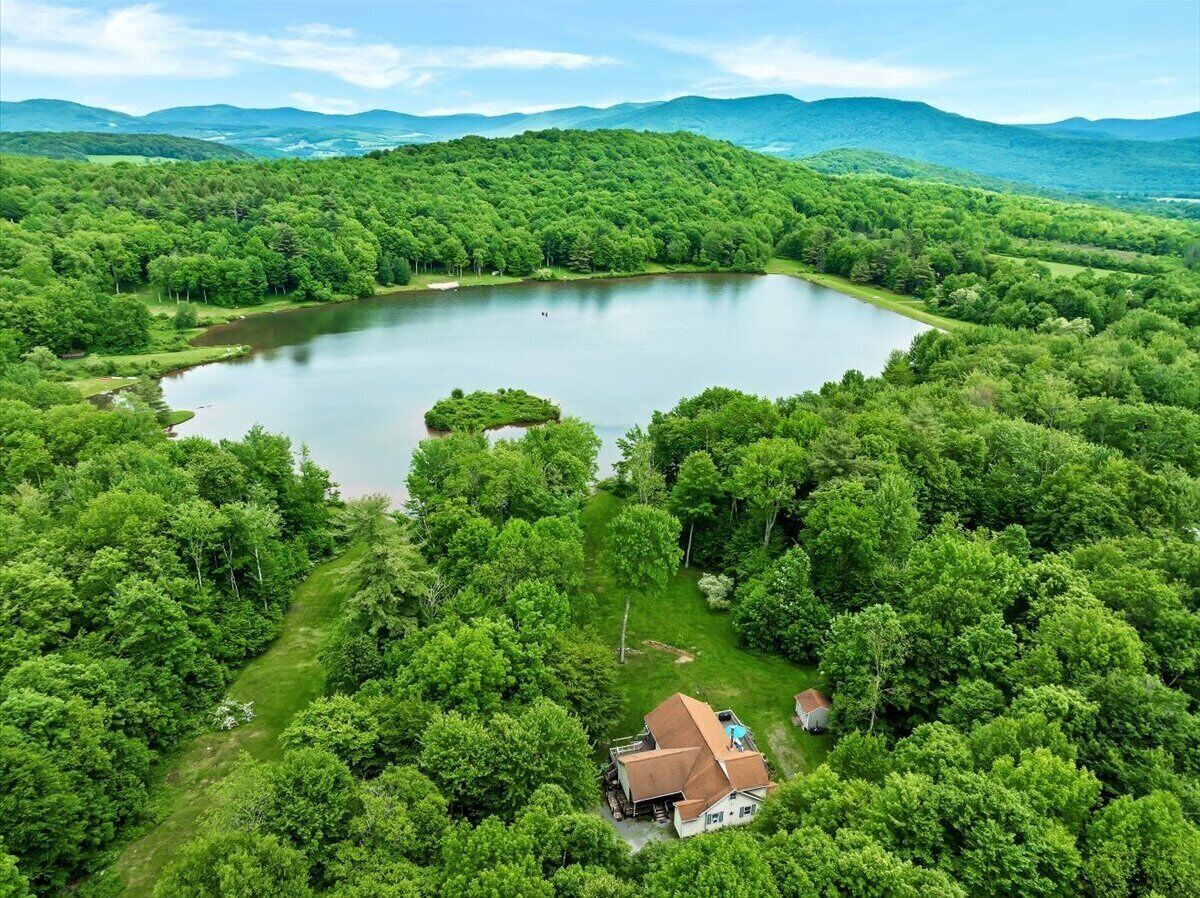 Wooded Lakefront Oasis w/ Kayaks, Game room & Lakeside Fire Ring