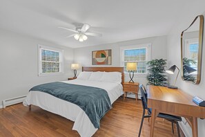 Room - MCM Vibe • Workspace • Arcade • Fenced Yard • Firepit • BBQ • Dogs OK (Paxton)