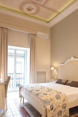 Literie hypoallergénique, minibar, coffres-forts dans les chambres